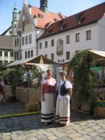 Kostýmy z naší agentury se dostaly až do německého Freisingu na středověký jarmark. Jedná se o nejvzdálenější místo, kam jsme kostýmy půjčovali
